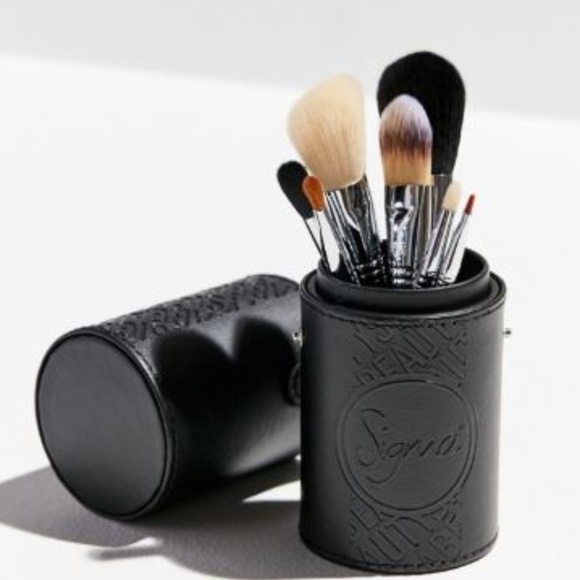Sigma Beauty Other - SIGMA ESSENTIAL BRUSH KIT - MAKE ME CLASSY